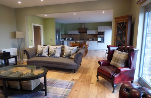 Crieff Cabaña | Stunning Strathview Cottage - sleeps 8 guests in 4 bedrooms