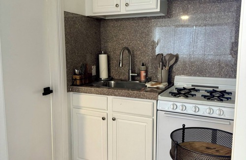 Valley Village Apartamento | Stunning Studio located in the alluring Valley near major attractions!