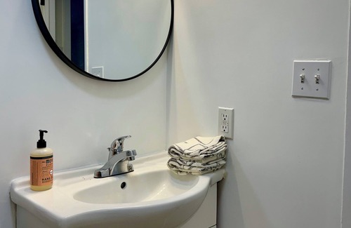 Valley Village Apartamento | Stunning Studio located in the alluring Valley near major attractions!
