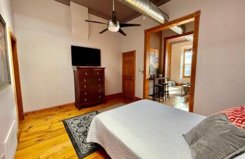 Cedar Falls Apartamento | Stunning Studio Overlooking Main Street Parkade!