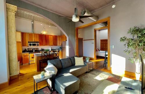 Cedar Falls Apartamento | Stunning Studio Overlooking Main Street Parkade!