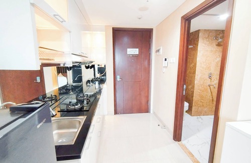 Surabaya Apartamento | Stunning Studio with Strategic Location at Grand Sungkono Lagoon Apartment