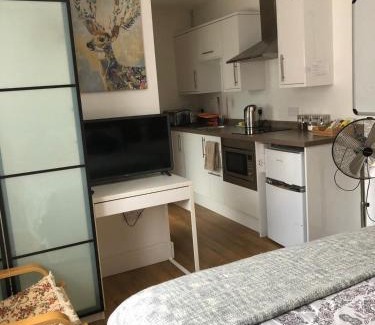 Banstead Apartamento | Stunning Studio1, Banstead with free off st parking