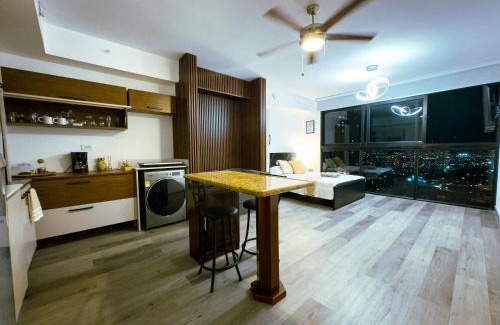 Barrio Escalante Apartamento | Stunning Sunset View Apartment with Free Parking