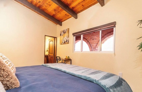 San Antonio del Mar Cama Y Desayuno | Stunning sunsets|Close to Beach|fireplace|Wi-Fi