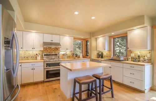 Tahoe Vista Cabina | Stunning Tahoe Views| Private Hot Tub | Game Room | Large Deck | 2 Minutes to Sandy Beach