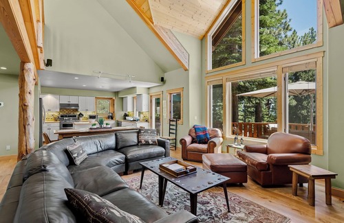 Tahoe Vista Cabina | Stunning Tahoe Views| Private Hot Tub | Game Room | Large Deck | 2 Minutes to Sandy Beach