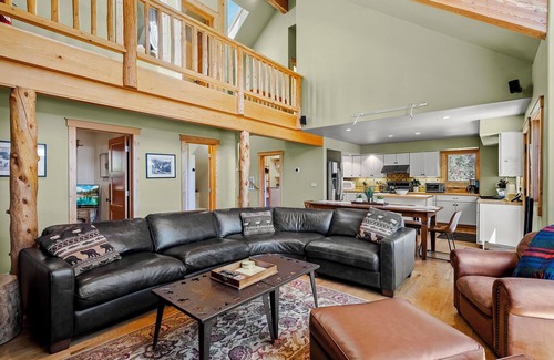 Tahoe Vista Cabina | Stunning Tahoe Views| Private Hot Tub | Game Room | Large Deck | 2 Minutes to Sandy Beach