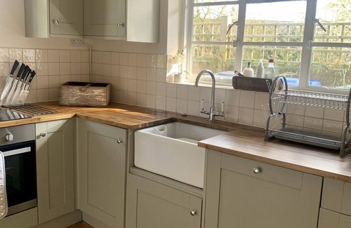 Dorsington Cabaña | Stunning Thatched 16th Century Cottage. Dog Friendly. **HOT TUB**
