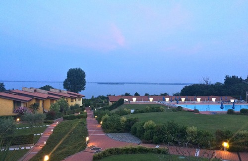 Manerba del Garda Apartamento | Impresionante vista al lago de tres habitaciones en una residencia con tres piscinas y 36,000 m2 de vegetación