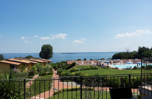 Manerba del Garda Apartamento | Impresionante vista al lago de tres habitaciones en una residencia con tres piscinas y 36,000 m2 de vegetación