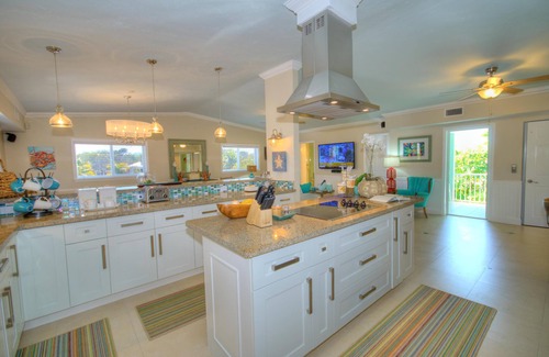 Anglers Park Casa | Impresionante Tres Nivel Casa en Key Largo Canal principal con una terraza de la piscina y el techo