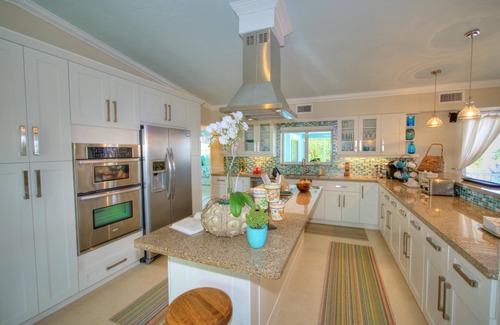 Anglers Park Casa | Impresionante Tres Nivel Casa en Key Largo Canal principal con una terraza de la piscina y el techo