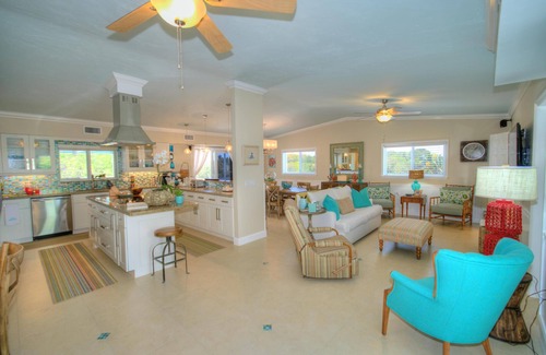 Anglers Park Casa | Impresionante Tres Nivel Casa en Key Largo Canal principal con una terraza de la piscina y el techo