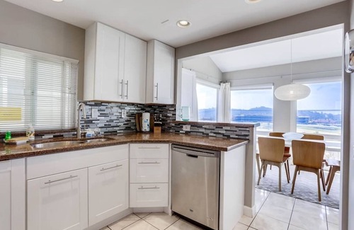 Solana Beach Condominio | Guest Favorite! Whitewater & Track Views! Pool!