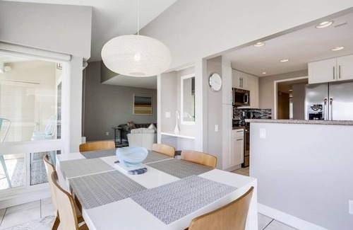 Solana Beach Condominio | Guest Favorite! Whitewater & Track Views! Pool!