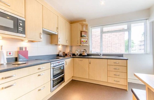 Finchley Church End Apartamento | Impresionante apartamento de dos dormitorios con vistas al Dollis Park / Stream.