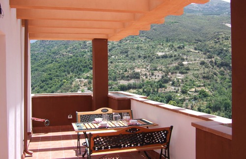 Guejar Sierra Apartamento | Ático con impresionantes vistas al lago. Ideal para Granada / Sierra Nevada. ¡Wi-Fi gratis!