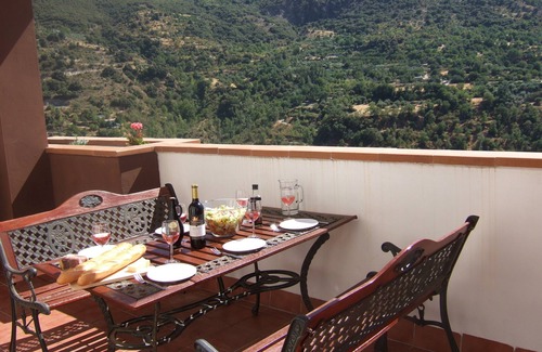 Guejar Sierra Apartamento | Ático con impresionantes vistas al lago. Ideal para Granada / Sierra Nevada. ¡Wi-Fi gratis!