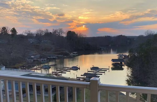 North Shore Condominio | Stunning updated 1 BR Condo with great lake views.