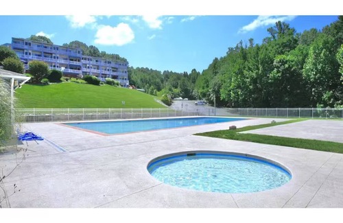 North Shore Condominio | Stunning updated 1 BR Condo with great lake views.