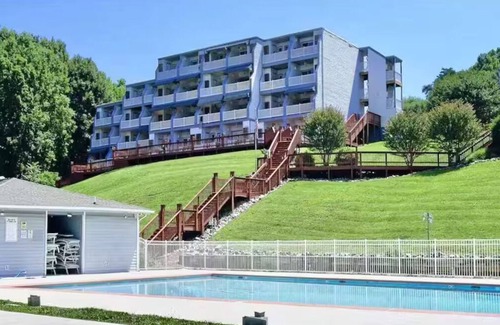 North Shore Condominio | Stunning updated 1 BR Condo with great lake views.