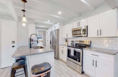 Southeast Casa | Stunning Upper Home with King Beds & Yard