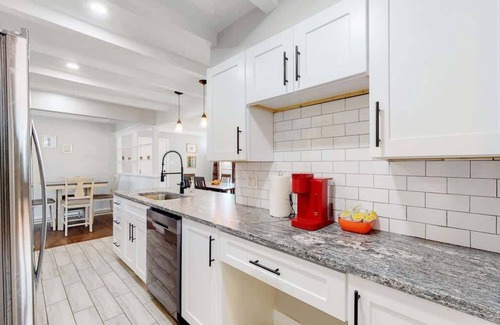 Southeast Casa | Stunning Upper Home with King Beds & Yard