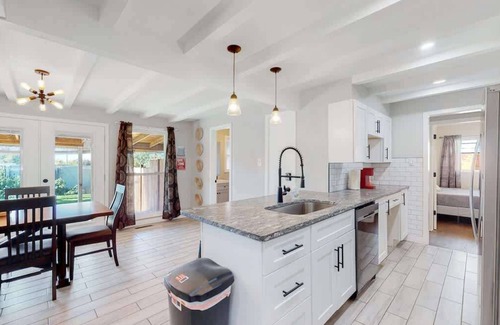 Southeast Casa | Stunning Upper Home with King Beds & Yard