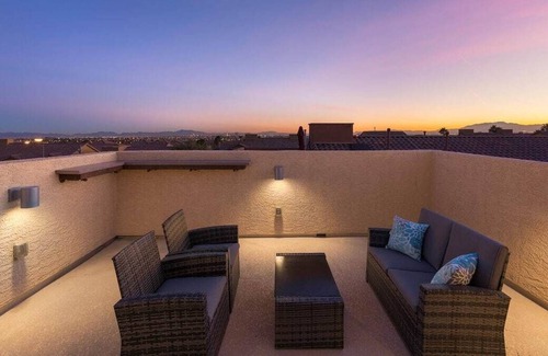 North Las Vegas Casa | Stunning Vegas Skyline View, Rooftop Deck - 4B/3B