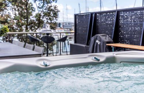 Auckland Central Business District Apartamento | Stunning Viaduct Apartment w Harbour views, Spa Pool and FREE Parking