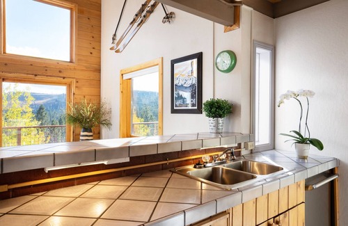 Truckee Casa | Impresionante vista de casa perfecta para familias que aman las actividades al aire libre
