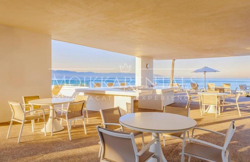 Las Glorias Apartamento | Stunning View Oceanfront Condo by Moikkarentals
