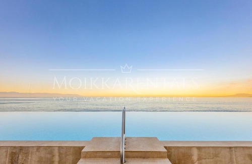 Las Glorias Apartamento | Stunning View Oceanfront Condo by Moikkarentals