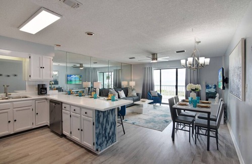 Laguna Beach Condominio | Stunning Views & Budget-Friendly, Gulf Front OASIS, Community Pool! Well Stocked