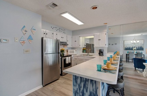 Laguna Beach Condominio | Stunning Views & Budget-Friendly, Gulf Front OASIS, Community Pool! Well Stocked