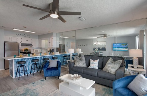 Laguna Beach Condominio | Stunning Views & Budget-Friendly, Gulf Front OASIS, Community Pool! Well Stocked