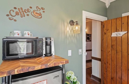 Townsend Hotel | Stunning View | Walk-In Shower | Balcony + TV Seating