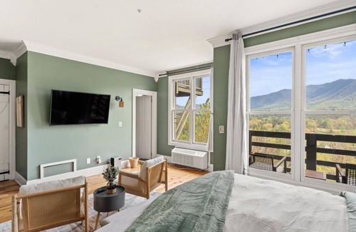 Townsend Hotel | Stunning View | Walk-In Shower | Balcony + TV Seating