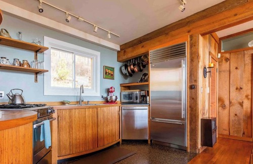 Bakersville Cabina | Stunning Views, 2 King Suite, Fast WiFi, Art, & Herb Garden