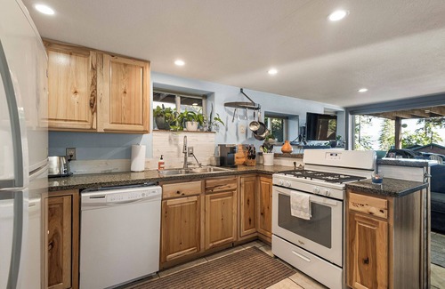 Peninsula Village Cabina | Stunning Views at Lake Almanor Cabins 6 & 7