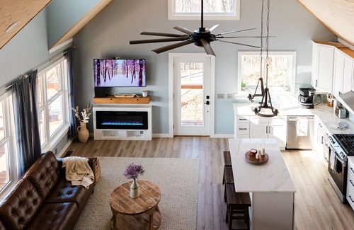 Burnsville Otro | Luxury 5BR Cabin 180° Mt.Mitchell Views, Game & Movie Room, 35min to Asheville!