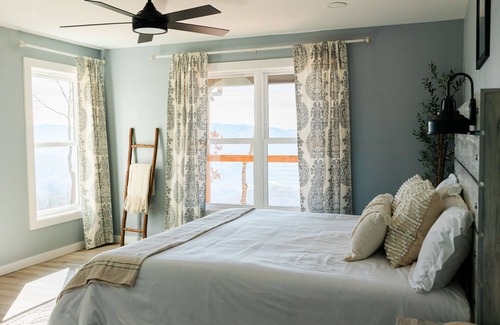 Burnsville Otro | Luxury 5BR Cabin 180° Mt.Mitchell Views, Game & Movie Room, 35min to Asheville!