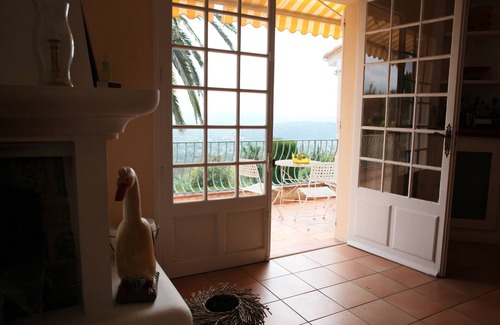 Speracedes Villa | Fantástico panorama, propiedad espaciosa y piscina climatizada.