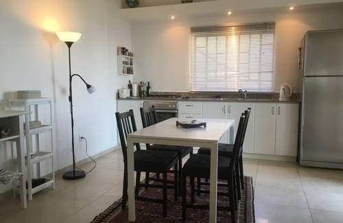 Haifa Apartamento | Impresionantes vistas, moderno apartamento en una antigua casa de piedra.