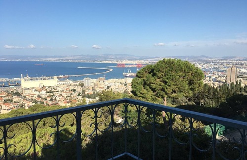 Haifa Apartamento | Impresionantes vistas, moderno apartamento en una antigua casa de piedra.
