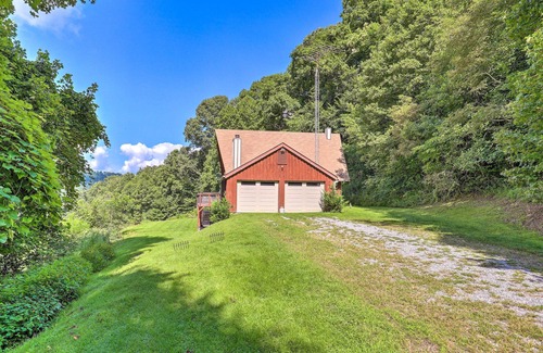 Burnsville Cabaña | Stunning Views: Mountaintop Cabin in Burnsville!