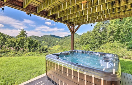Burnsville Cabaña | Stunning Views: Mountaintop Cabin in Burnsville!