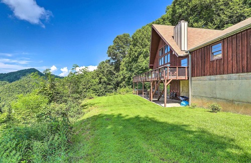 Burnsville Cabaña | Stunning Views: Mountaintop Cabin in Burnsville!