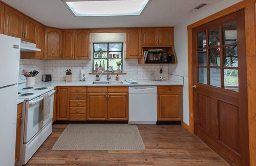 Franklin Cabaña | Stunning Views w/Firepit, 2/1 Cottage, Creek, Starlink, ADA + Pet Friendly